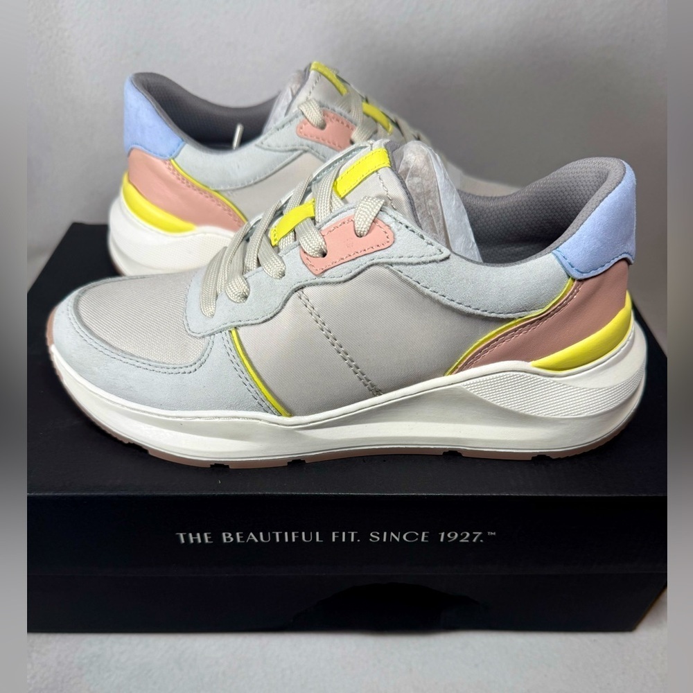 Naturalizer Womenâs Blossom Round Toe Sneaker. Size 5M